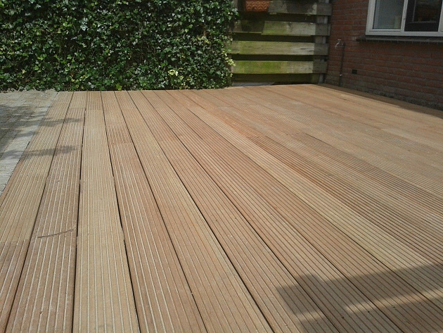 Hardhouten Vlonderplank 2,5x14,5 cm 1 zijde glad, 1 zijde anti-slip profiel