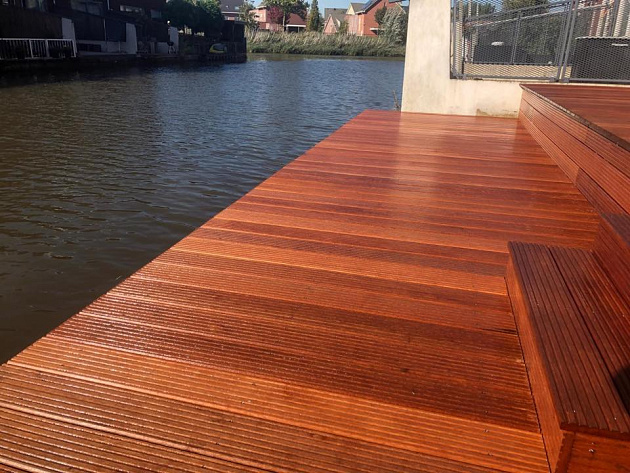 9103 hardhouten vlonderplank 2 5x14 5 cm 1 zijde glad 1 zijde anti slip profiel 90475