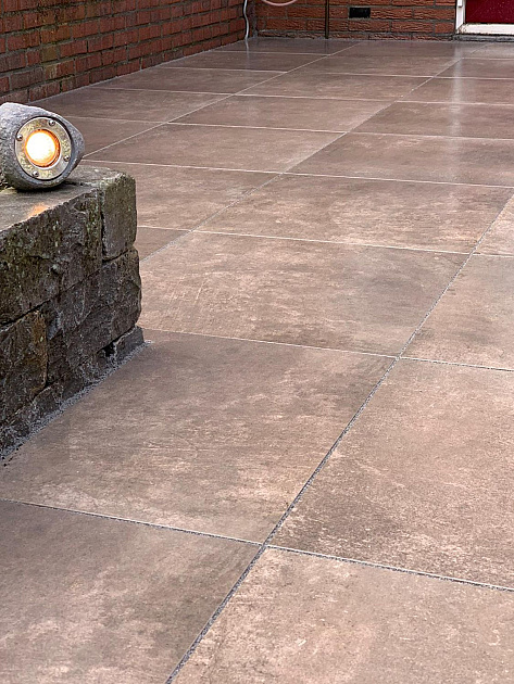 Actietegel Keramiek op Beton 60x60x4 cm Ambienti Tabacco