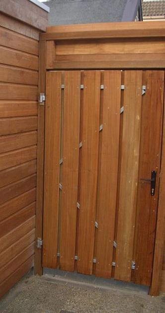 Hardhouten Tuindeur Recht Verticaal 100x180 cm op verstelbaar stalen frame