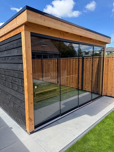 Glazen Schuifwand 377(B)x224(H) cm tbv voorzijde Buitenverblijf 600x300/370 cm met berging 200 cm