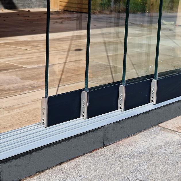 Glazen Schuifwand 333(B)x224(H) cm tbv voorzijde Buitenverblijf 900x300/370 cm met berging 200 cm (l