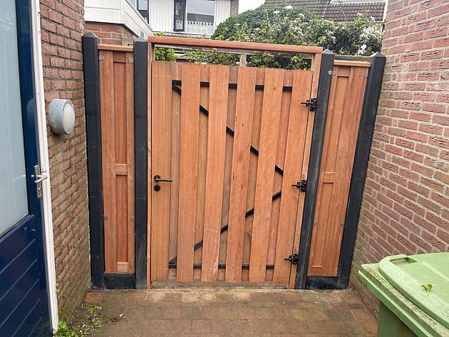 Hardhouten Tuindeur Recht Verticaal 120x195 cm op verstelbaar stalen frame zwart gecoat