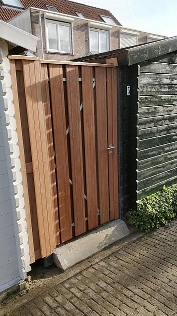 Hardhouten Tuindeur Recht Verticaal 90x180 cm op verstelbaar stalen frame