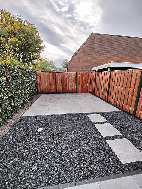 Hardhouten Privacy Tuinscherm 17-planks Recht Verticaal 180x180 cm (tbv Betonsysteem)