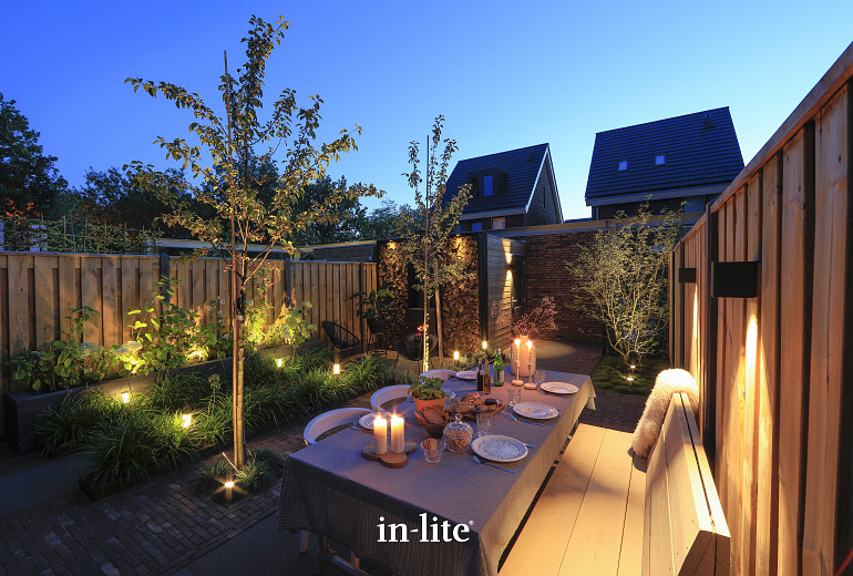 Scandinavische tuin 's avonds voorzien van kant & klaar verlichtingspakket 3